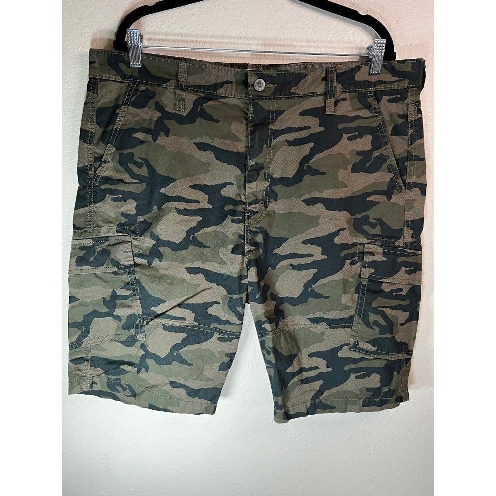 Levi Strauss Signature Cargo Shorts.  Camouflage. Size 38